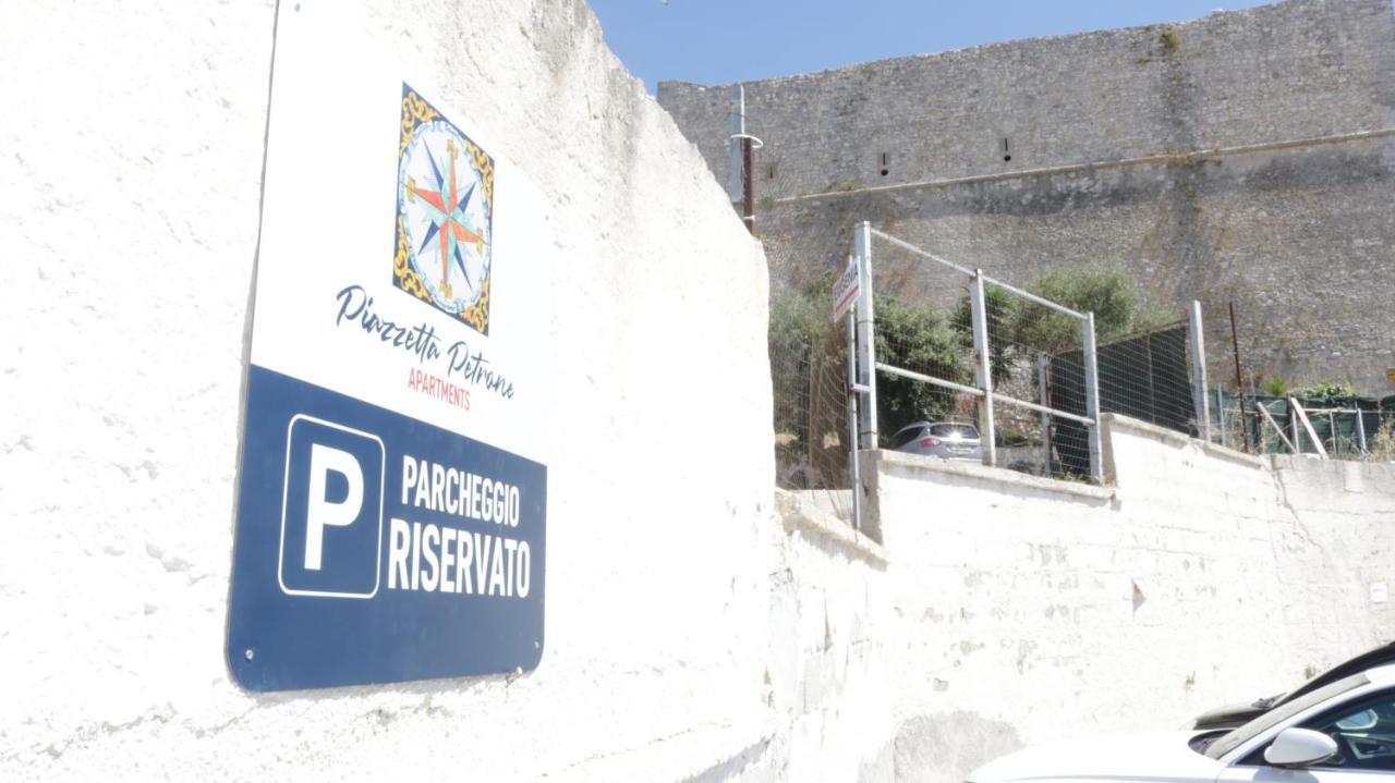 Piazzetta Petrone Apartments + Parking Vieste Luaran gambar